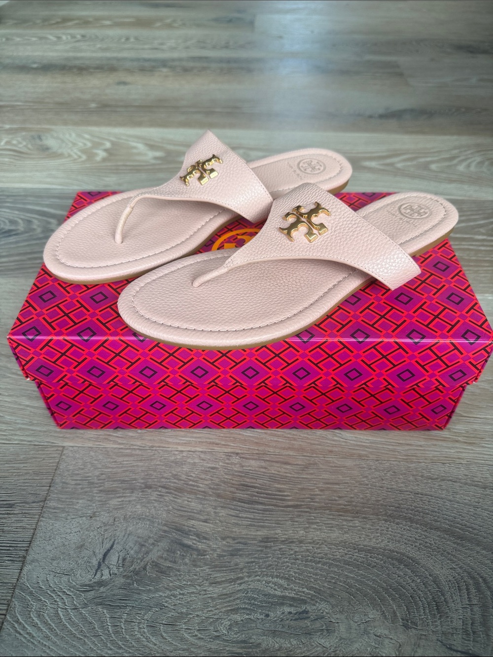 Tory Burch Sea Shell Pink Tumbled Leather Sandal Flat Thong Gold Double T Logo 9 - Picture 5 of 9